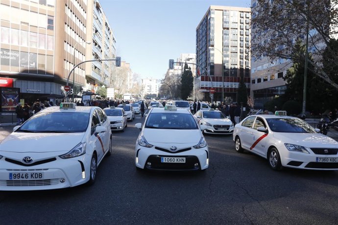 Manifestación de taxistas en Madrid para pedir que se regulen los VTCs (vehículo