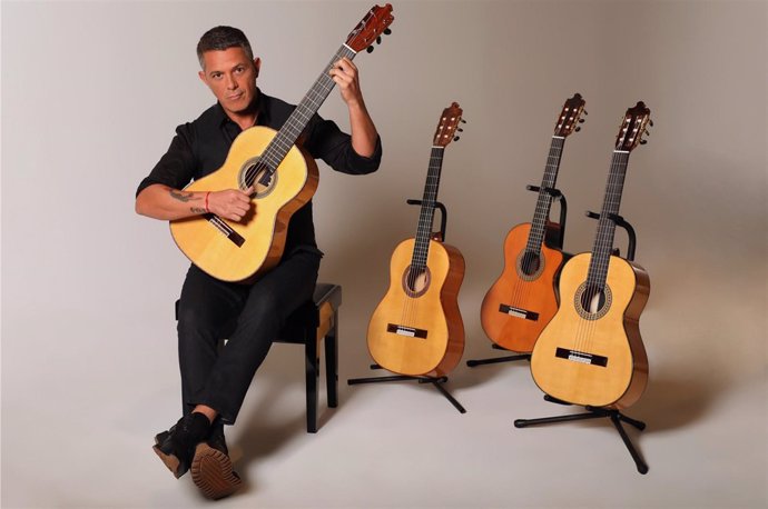 Alejandro Sanz con guitarras diseñadas por él