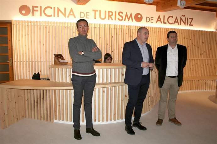 Responsables municipales en la Oficina de Turismo de Alcañiz