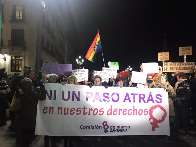 Más de 300 personas protestan en Santander