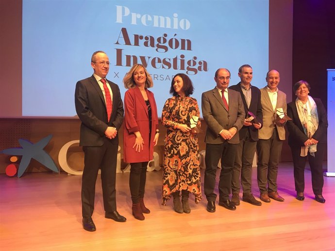 Javier Lambán y Pilar Alegría con los Premios 'Aragón Investiga' 2019.