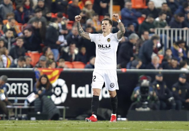 Santi Mina celebra un gol con el Valencia