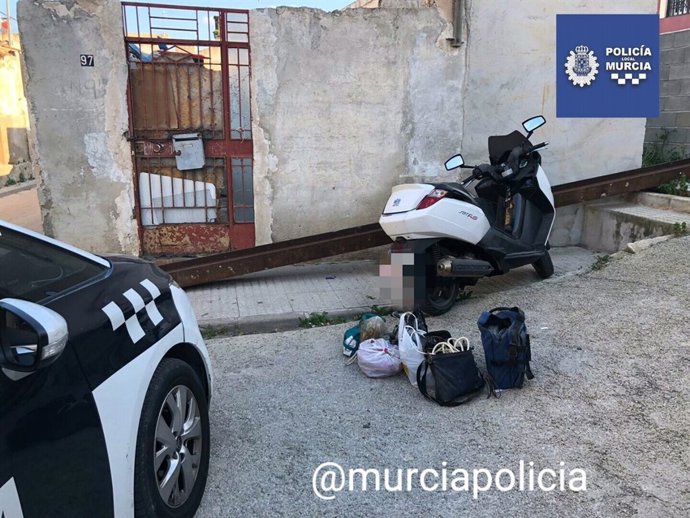 Imagen de la moto usada por los jóvenes y los efectos intervenidos