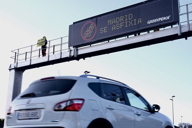 Acción de Greenpeace contra la contaminación en Madrid