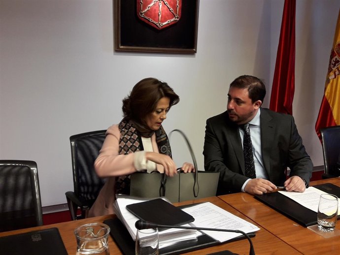Yolanda Barcina, junto a Unai Hualde, en la comisión sobre Caja Navarra.