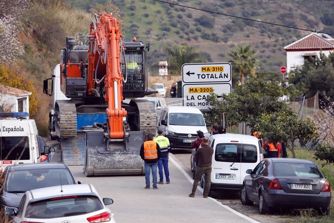 Hacen otro túnel lateral para acceder al niño caído al pozo en Totalán