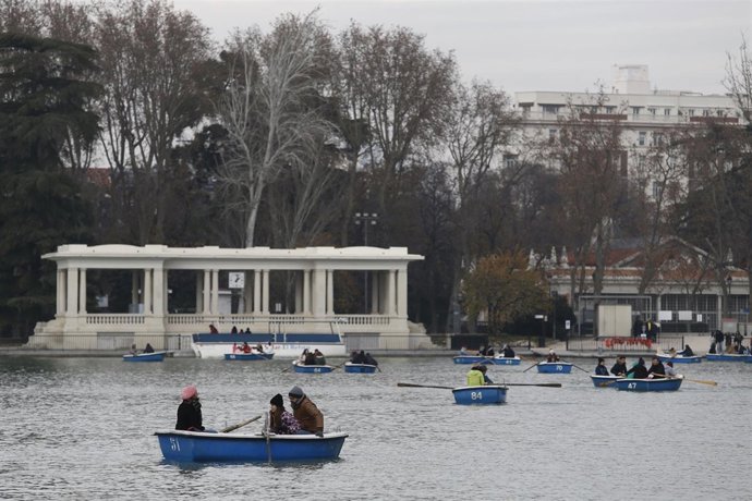 Familia, familias, padres, madres, hijos, hijas, parque de El Retiro de Madrid