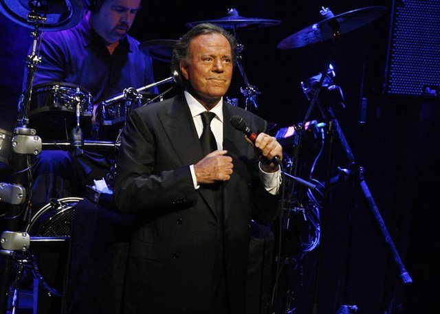 El juez aplaza el juicio por la paternidad del supuesto hijo de Julio Iglesias para practicar una prueba al demandante