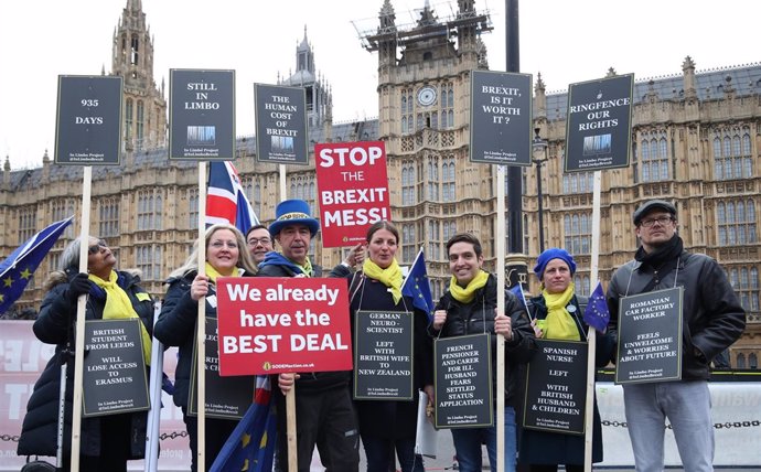 Manifestantes ante el Parlamento británico el martes