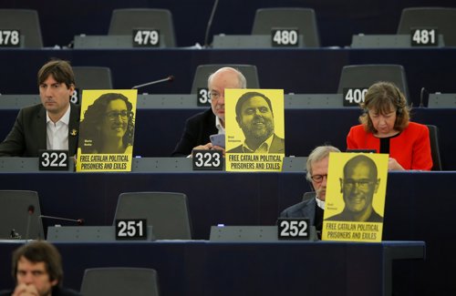 Eurodiputados muestran carteles de los políticos catalanes presos