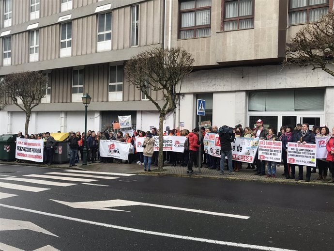 Protesta de personal de PACs frente al Parlamento de Galicia.