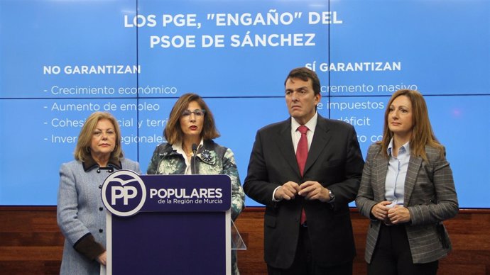 Borrego junto al resto de diputados nacionales del PP por Murcia
