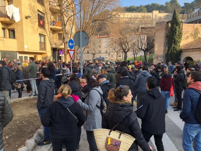Protesta contra los detenidos en Girona por ocupar las vias del AVE