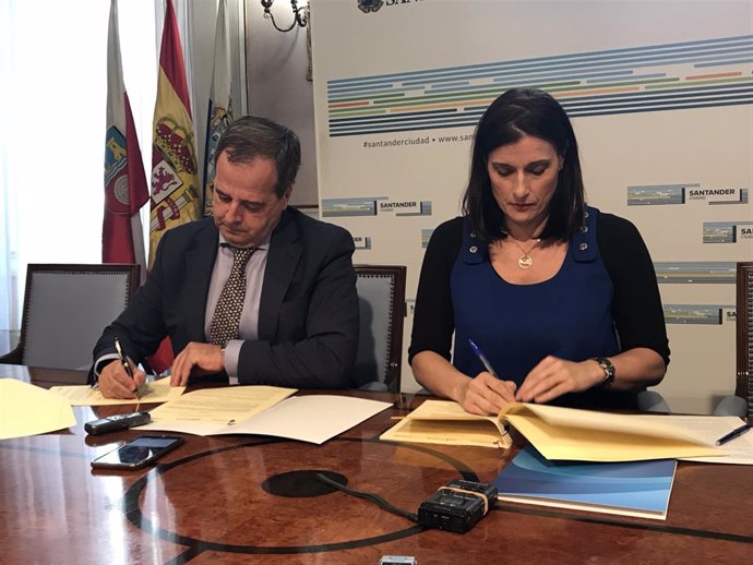 Firma del convenio para la cesión de viviendas de Sareb al Ayuntamiento