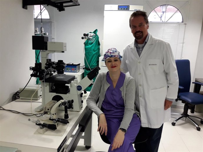 El doctor Jan Tesarik con un miembro de su equipo en la Clínica Margen 