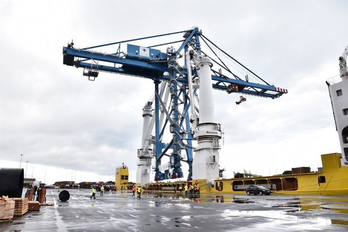 Embarque de grúa grandes dimensiones puerto Bilbao.