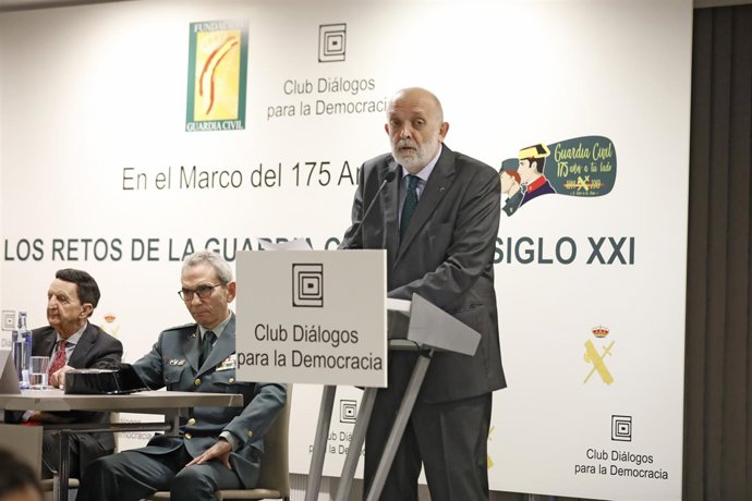 Desayuno informativo con el director general de la Guardia Civil, Félix Azón