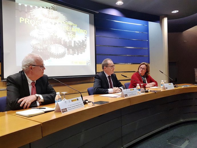 [Sevilla] Cea. Nota De Prensa Y Dos Fotos. Cea Difunde Los Programas De Apoyo A 