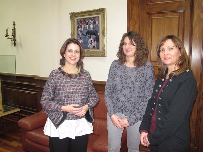 La alcaldesa de Teruel con responsables de Asapme 