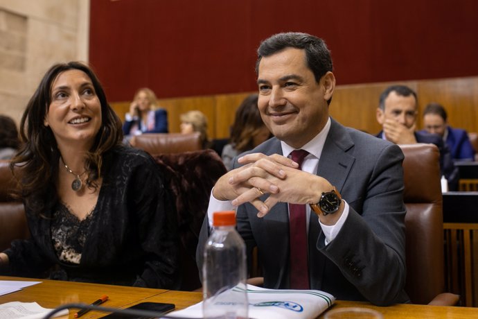 Juanma Moreno y Loles López, en el Parlamento