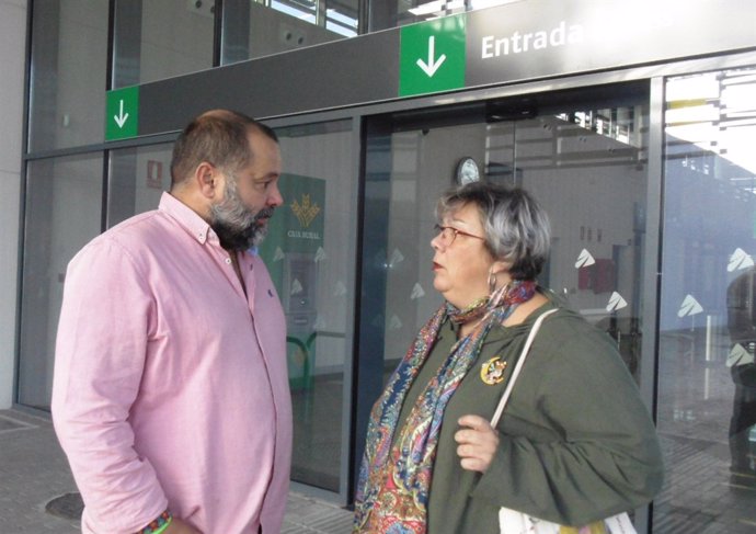 Sánchez Rufo y Rossi en la estación de ferrocarril de Huelva.