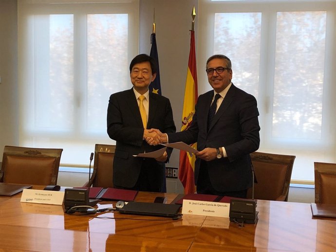 Momento de la firma del acuerdo entre el ICO y el organismo coreano KIND