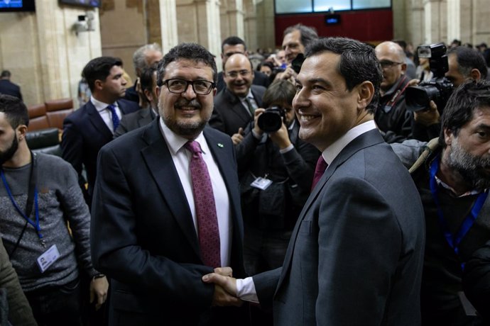 Francisco Serrano saluda a Juanma Moreno en el Parlamento andaluz