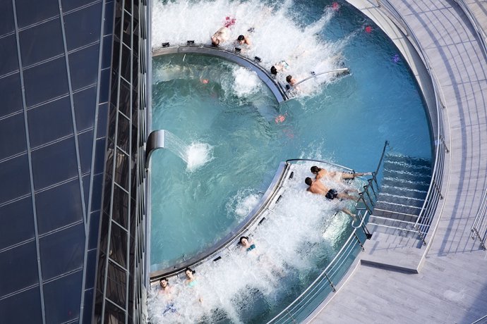 Bañistas disfrutan de una de las piscinas del balneario Caldea