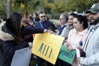 Vecinos de Totalán realizan una marcha para apoyar a los padres de Julen y a los que trabajan en su rescate