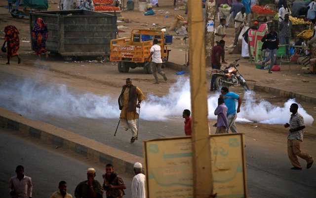 La Policía de Sudán emplea gases lacrimógenos en una manifestación en Jartum