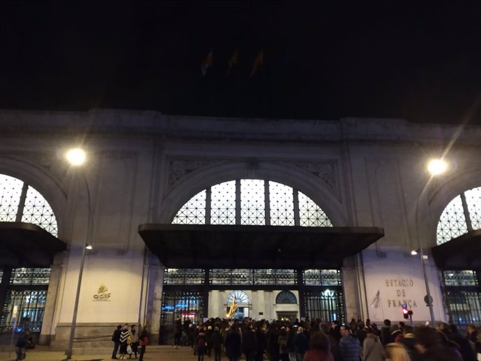 Manifestants ocupen les vies de l'estació de Frana de Barcelona