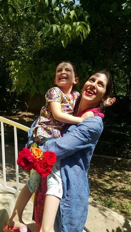 Nazanin Zaghari-Ratcliffe junto a su hija
