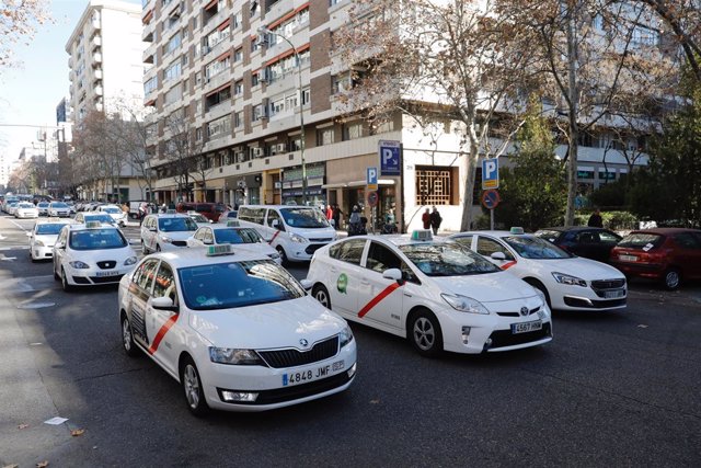 Manifestación de taxistas en Madrid para pedir que se regulen los VTCs (vehículo