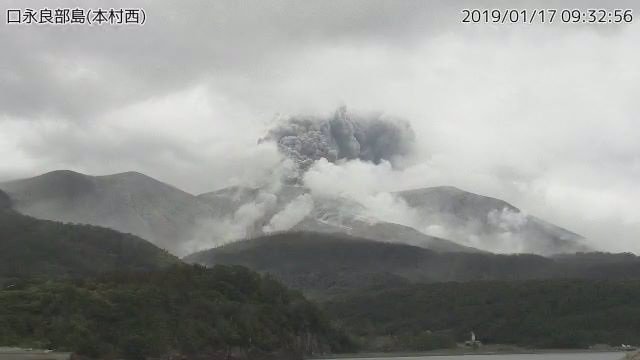 El volcán de la isla Kuchinoerabu, en Japón, entra en erupción