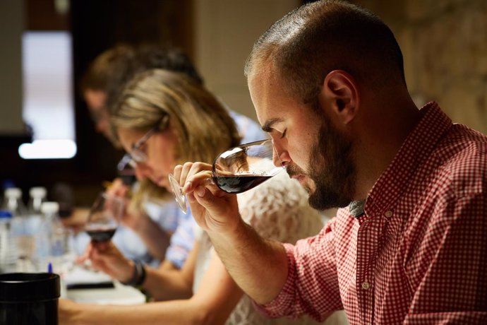 Alumno catando en el Wine Spirit Education