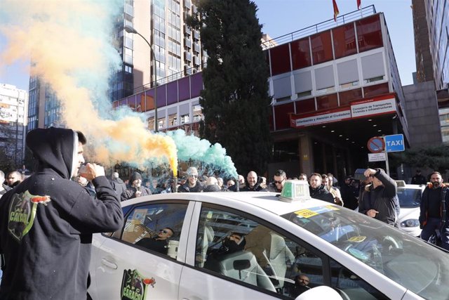 Manifestación de taxistas en Madrid para pedir que se regulen los VTCs (vehículo
