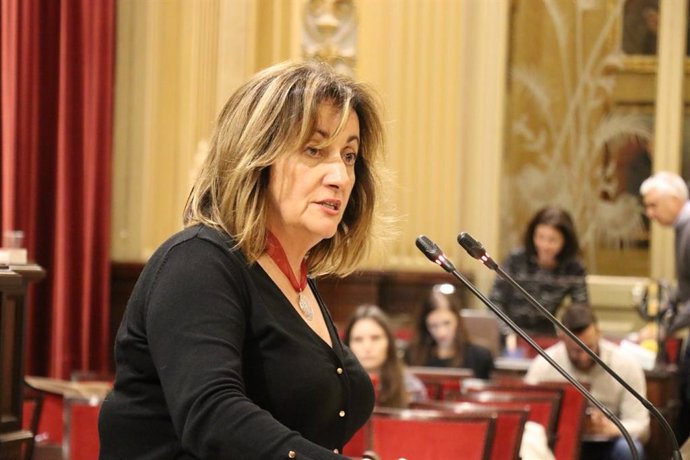 La consellera de Cultura, Fanny Tur, en el ple del Parlament