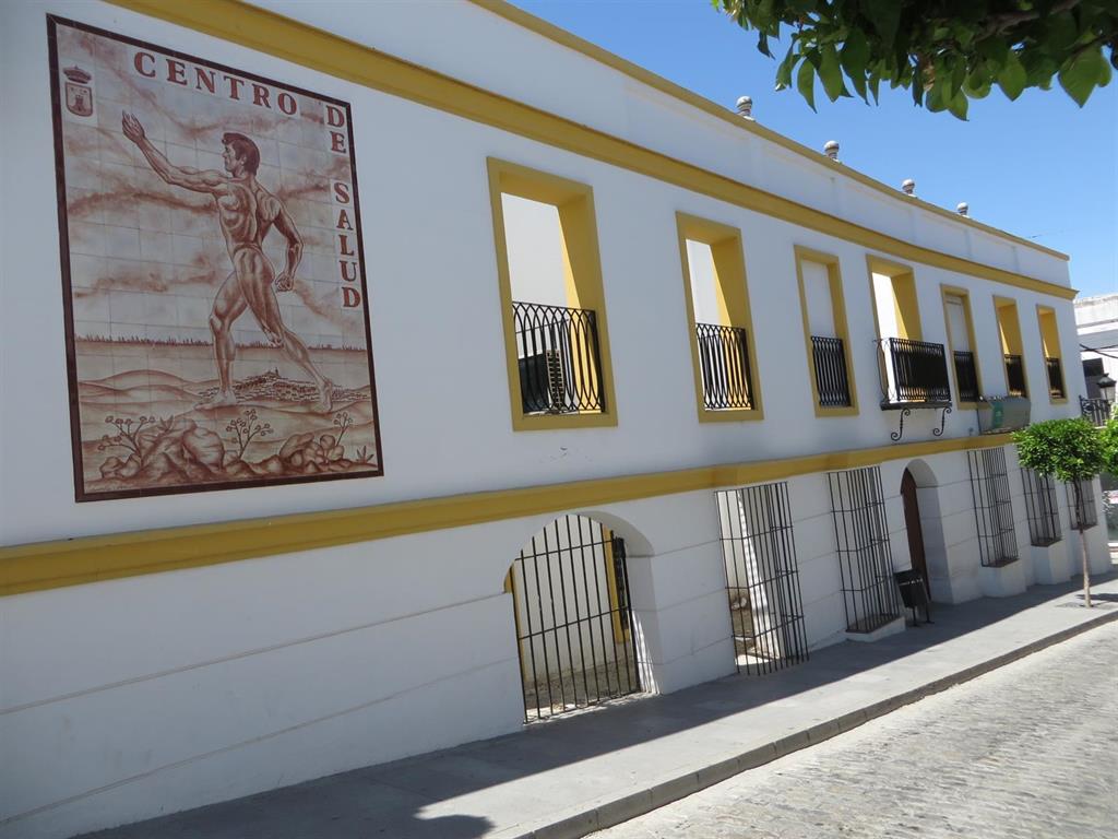 Centro de salud de Las Cabezas de San Juan (Sevilla) adecua una plaza de  aparcamiento y una marquesina para ambulancias