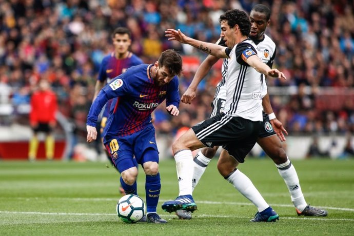 Messi (Barcelona) y Parejo (Valencia)