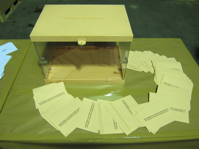 Urna y papeletas en una imagen de archivo