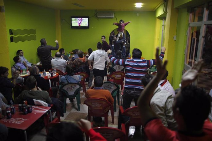 Gente viendo un partido de fútbol en un bar de Málaga