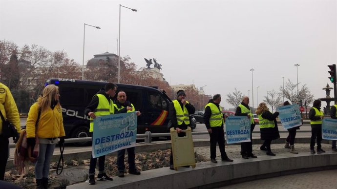 Protesta con chalecos amarillos por transporte discrecional en Madrid Central