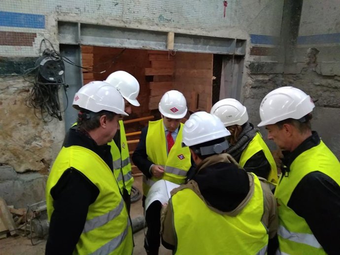 El consejero delegado de Metro, Borja Carabante, en las obras de Bilbao