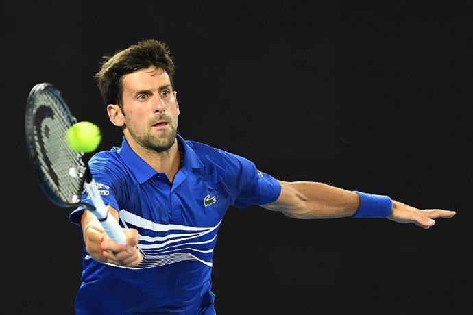 Novak Djokovic golpea una bola
