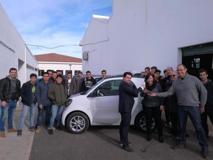 Coche eléctrico otorgado por Educación a centros educativos