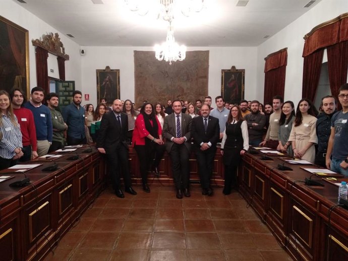 Autoridades y emprendedores en la presentación del Explorer