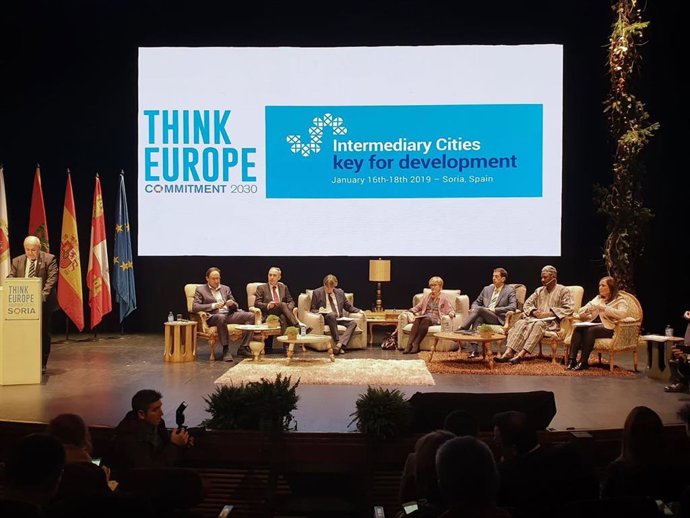 Carrillo (dcha.) en el encuentro 'Think Europe'