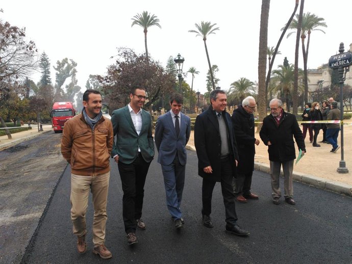 Juan Espadas visita las obras en la Plaza de América