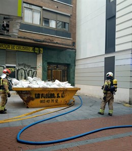 Los bomberos, en la calle Núñez de Arce número 20.