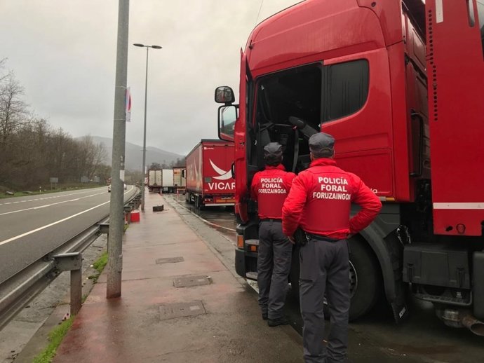 Policía Foral denuncia a un camionero en Santesteban por positivo en drogas.